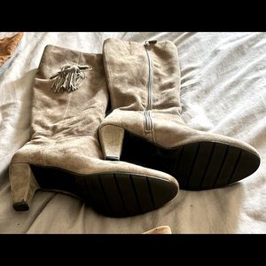 Beautiful comfortable Gray suede boots
